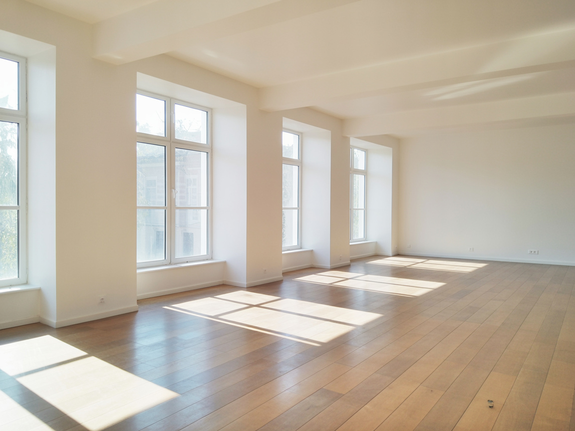 Frisch gestrichener moderner Raum mit Parkettboden